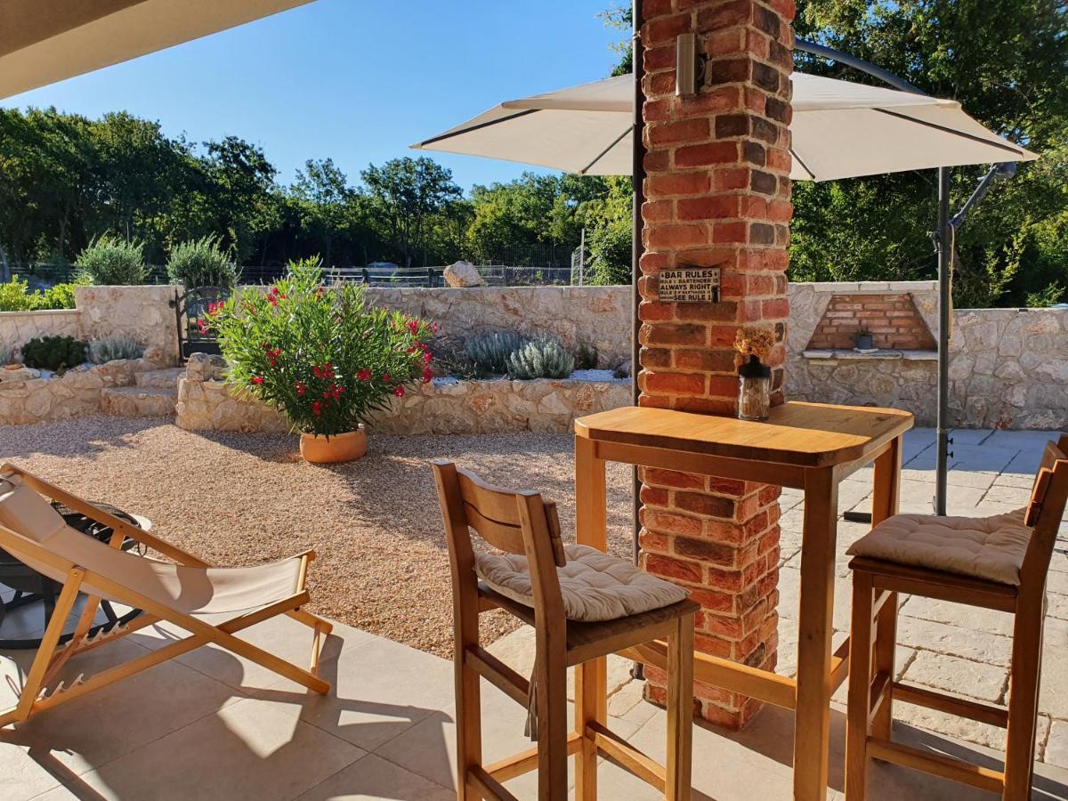 Villa Alara - Charming Villa With Heated Swimming Pool Milohnici Eksteriør bilde