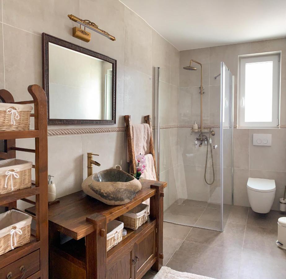 Villa Alara - Charming Villa With Heated Swimming Pool Milohnici Eksteriør bilde