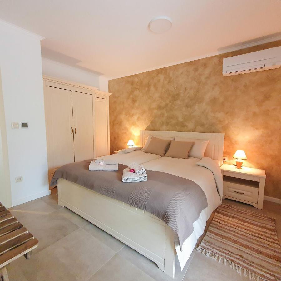 Villa Alara - Charming Villa With Heated Swimming Pool Milohnici Eksteriør bilde
