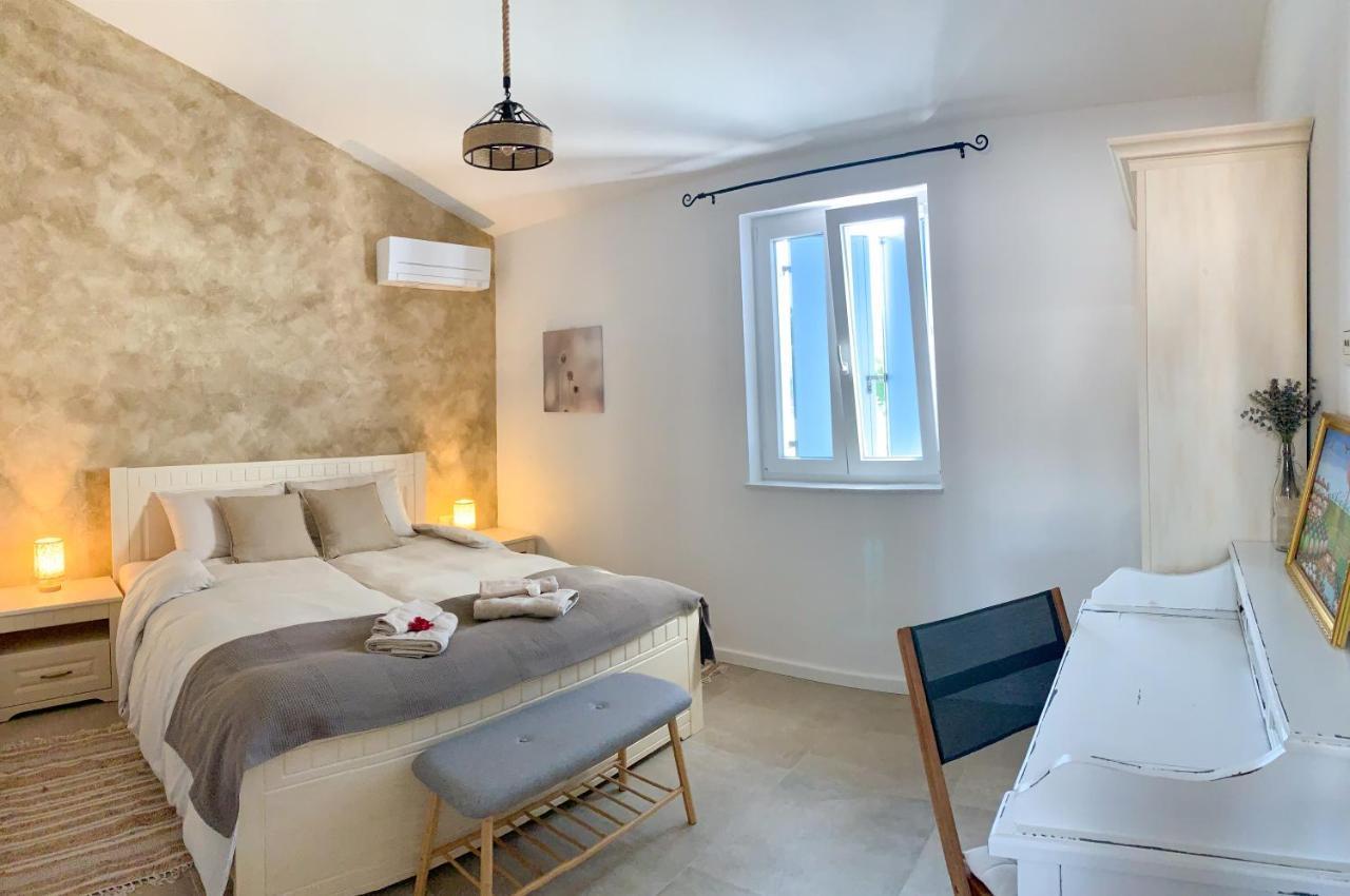 Villa Alara - Charming Villa With Heated Swimming Pool Milohnici Eksteriør bilde