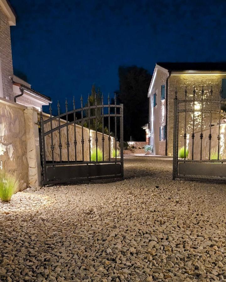 Villa Alara - Charming Villa With Heated Swimming Pool Milohnici Eksteriør bilde